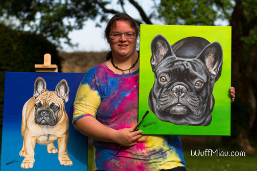 Künstlerin Hanna Stemke mit Hundegemälde Frensh Bulldog
