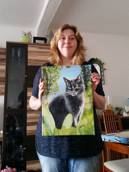 Vanessa mit ihrem Katzengemälde "Pinsel" von WuffMiau