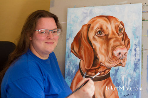 Künstlerin Hanna Stemke mit Hundegemälde Magyar Vizsla