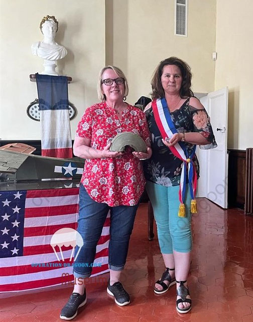Mai 2022, avec beaucoup d'émotion Cindy BRYANT MERRICK reviens marcher sur les pas de son père et retrouver son casque en Mairie des Arcs sur Argens accueillie par le Maire N. GONZALES