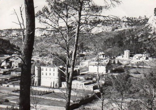 Vue de l'Est du village depuis le chemin qui monte au terrain de parachutage.