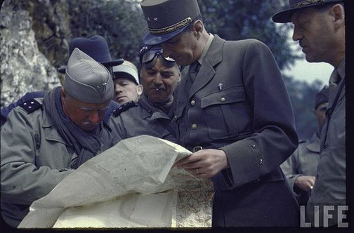 De MONSABERT (à gauche) Alfonse JUIN (au centre) et le général De GAULLE lors de la Campagne d'Italie. (source Life magazine version colorisée)
