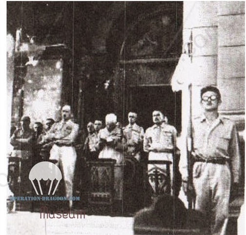 Rare photo du Général De MONSABERT en train de prier, bible à la main sous le porche de notre Dame de La Garde à Marseille fin aout 1944.