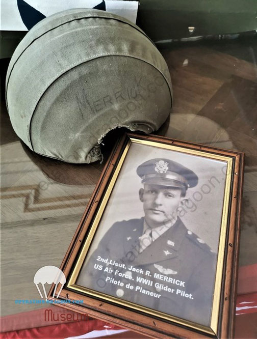 Photo et casque de Jack MERRICK exposé dans la salle d'honneur de la Mairie des Arcs sur Argens.