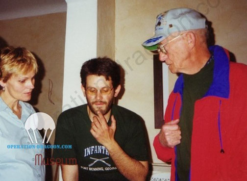 Souvenirs de l'acceuil chez Dominique, fille de Paul CONDRILLIER, à gauche, J.M SOLDI au centre, et Gary DAVIS, compagnie F du 517em. Avril 2000
