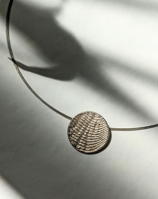 Collieranhänger an einem silbernen Stahlseil, Runder Anhänger ca.22mm, mit einer Struktur des Sepiaknochens, Sepicollier in Sterling Silber und Gold plattiert erhältlich