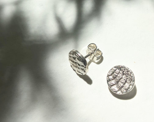 runde Ohrstecker aus Silber, Ohrstecker mit wellenartiger Struktur, Unikatschmuck, Echtschmuck