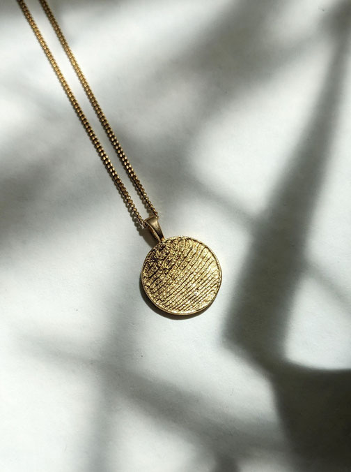 Kette mit Anhänger, anhänger mit Natürlicher Struktur, Ossasepiaguss, Handgefertigter Schmuck von Maren Düsel Jewellery