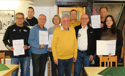 Vertreterinnen und Vertreter der Vereine und Helmut Meister, Vorsitzender Sportkreis Main-Kinzig e.V.