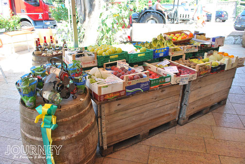 Ein Marktstand mit vielen regionalen Früchten und Gemüse.