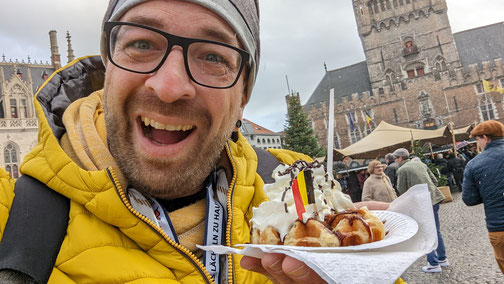 Ein Mann isst eine belgische waffel