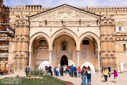 Der Eingang der Kathedrale von Palermo