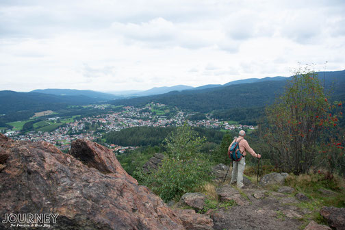 Ein Wanderer blickt über das Tal vom Silberberg.