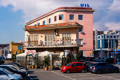 Die Bar Italie im Hafen von Neapel.