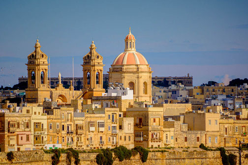 Skyline von Valletta mit großer Kuppel Kirche.