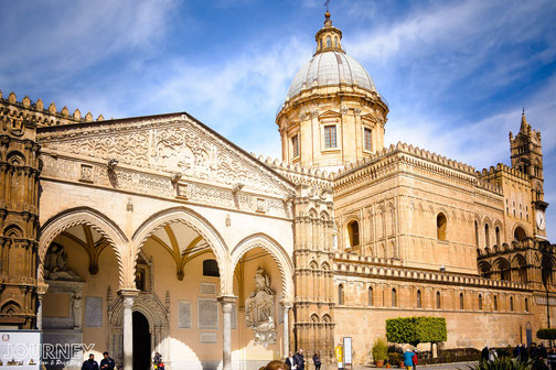 Die Außenfassade der Kathedrale von Palermo