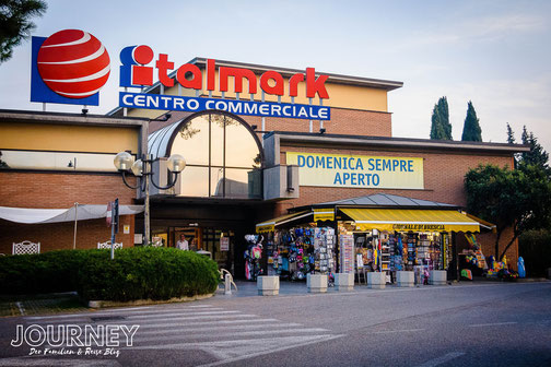 Ein Italmark, einer der typischen italienischen Supermärkte.