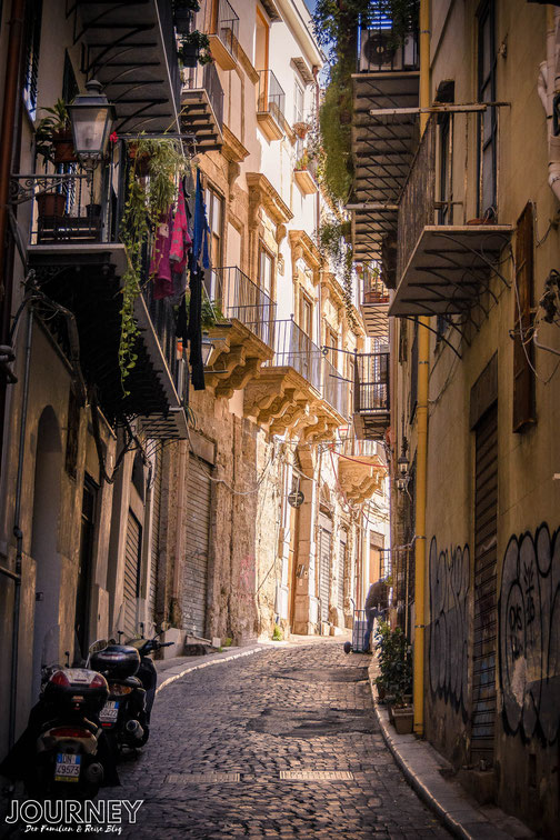 Eine typische Gasse in Palermo mit Balkonen