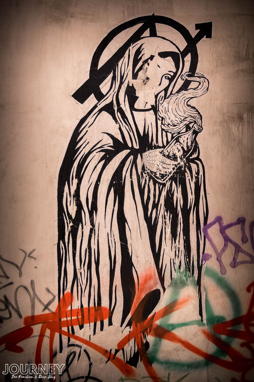 Ein Graffito, welches die Jungfrau maria zeigt.