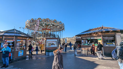 Ein Karussell und Verkaufsstände in Paris.