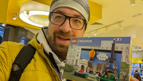 Ein Mann zeigt ein gerade erworbenes Lego Set
