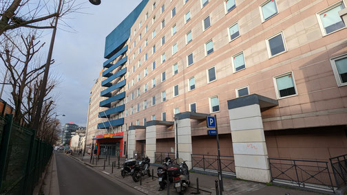 Die Aussenfassade des Hotels F1 in Paris