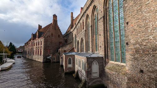 Historische Gebäude mit Fluss in Brügge