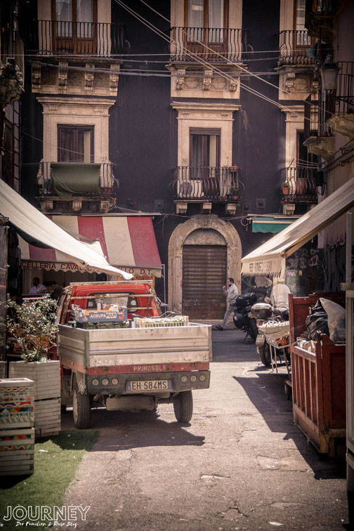 Lieferwagen in einer kleinen Straße in Catania.