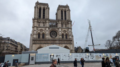 Die Front der Kathedrale Notre Dame in Paris