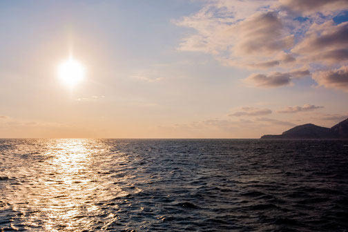 Die Sonne vor der Küste Sardiniens