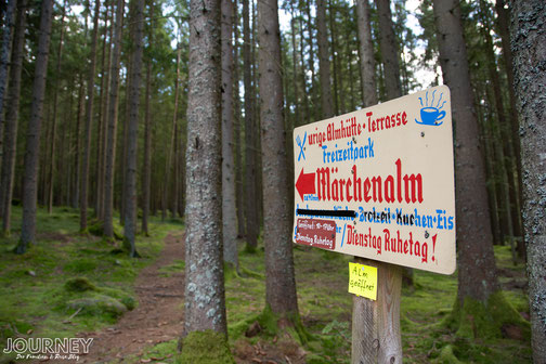 Wegweiser zur Märchenalm im Wald von Bodenmais.