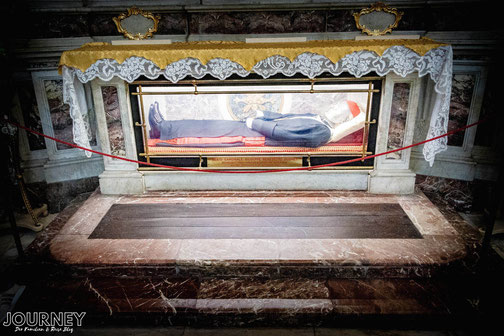 Der aufgebahrte Leichnam von Giuseppe Benedetto Dusmet im Dom von Catania.