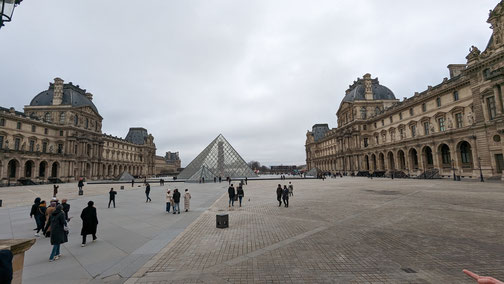 Die Glaspyramide des Louvre