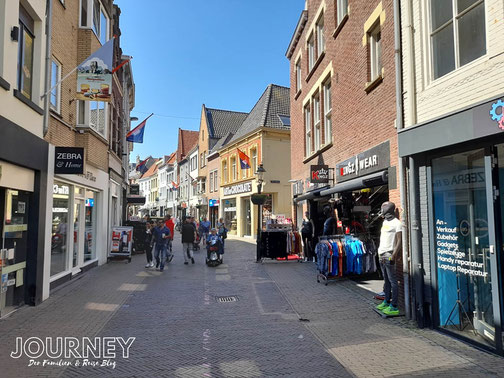 Einkaufsstraße in Venlo mit Geschäften.