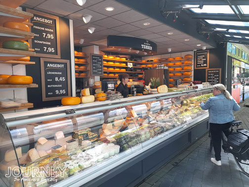 Ein Käsehändler in der Innenstadt von Venlo