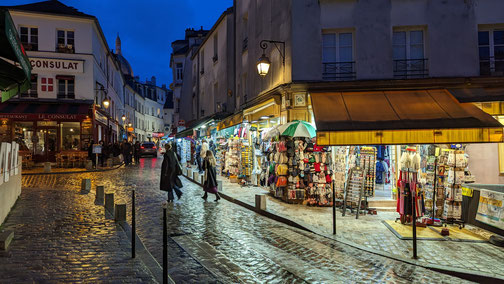 Ein Ladenlokal in Montmartre bei Nacht.