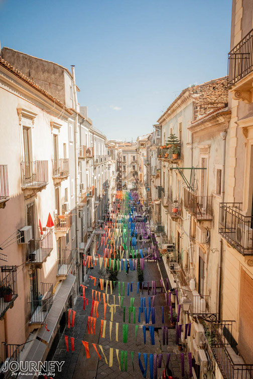 Straße in Catania mit bunten Fahnen