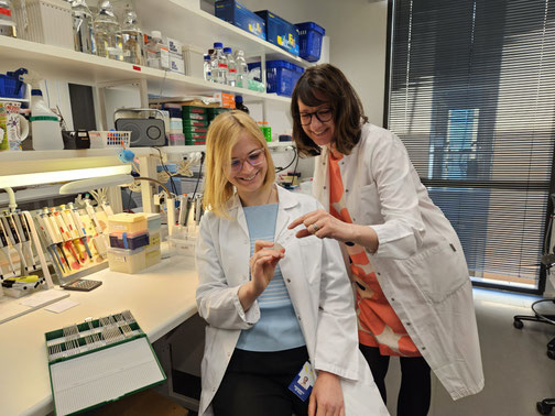 Zwei Wissenschaftlerinnen im Laborkittel im Labor
