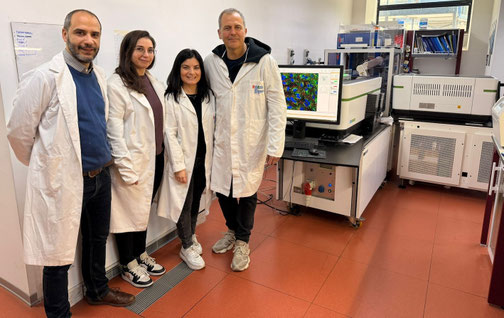 Forschungsteam der High Content Screening Facility am TIGEM, v.l.: Dr. Sandro Montefusco, Dr. Claudia La Vecchia, Dr. Antonella Capuozzo (alle drei Postdocs, High Content Screening Facility, TIGEM) und Prof. Dr. Diego Medina, Leiter der High Content Scree