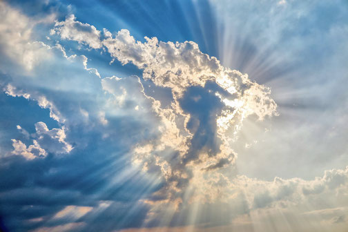 Himmel mit Wolken und Sonnenstrahlen | Link: Jenseitskontakt / Mediale Beratung