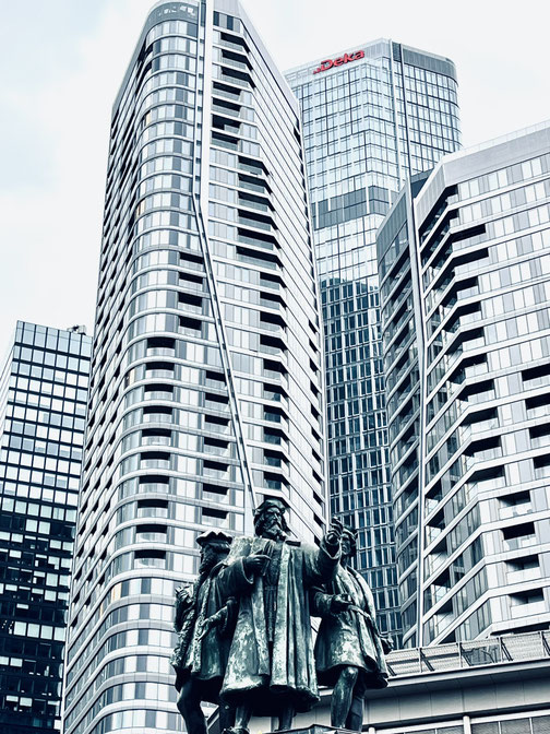 Foto-Studie: Das Gutenberg-Denkmal auf dem Roßmarkt vor dem Tower der Deka-Bank