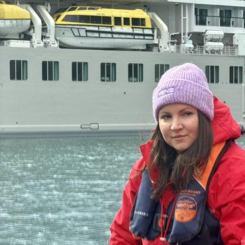 Eine Passagierin vor der Silver Endeavour