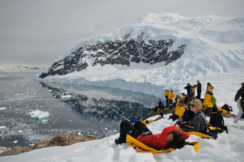 Menschengruppe im Schnee in der Antarktis am Meer