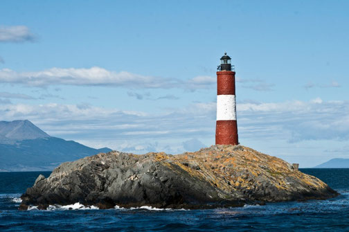 Ein rot-weißer Leuchtturm auf einem Felsen Ushuaia, Tierra del Fuego Provinz, Argentinien