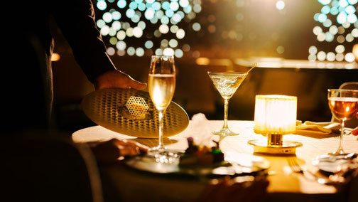 Elegantes Fine-Dining-Erlebnis an Bord mit Gourmetküche, Cocktails und stilvollem Abendambiente