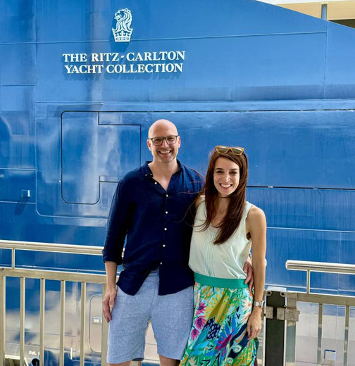 Timo und Aniko Clarén von Emocean Cruises vor der Yacht Luminara der Ritz-Carlton Yacht Collection.
