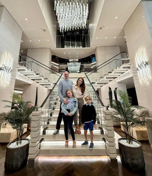 Eine Familie auf dem Luxusschiff Explora II