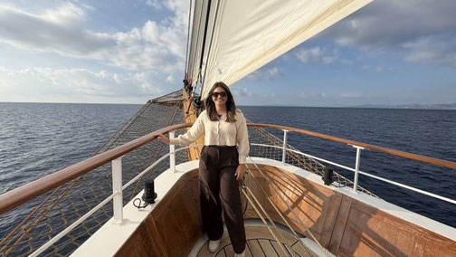 Frau auf dem Sonnendeck der Sea Cloud Spirit unter vollen Segeln – exklusive Segelkreuzfahrt im Mittelmeer