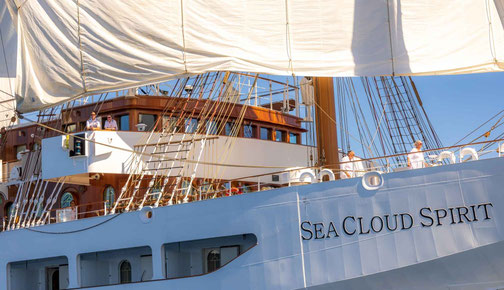 Detailansicht der SEA CLOUD SPIRIT mit elegantem Deck und traditionellem Segelrigg