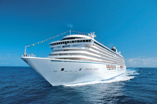 Crystal Serenity auf offenem Meer und strahlend blauem Himmel